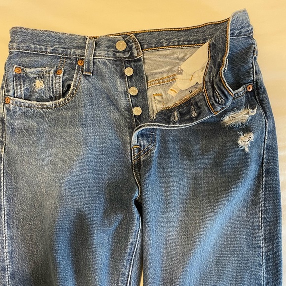 Medium Wash Levi’s 501 Jeans - Picture 3 of 5